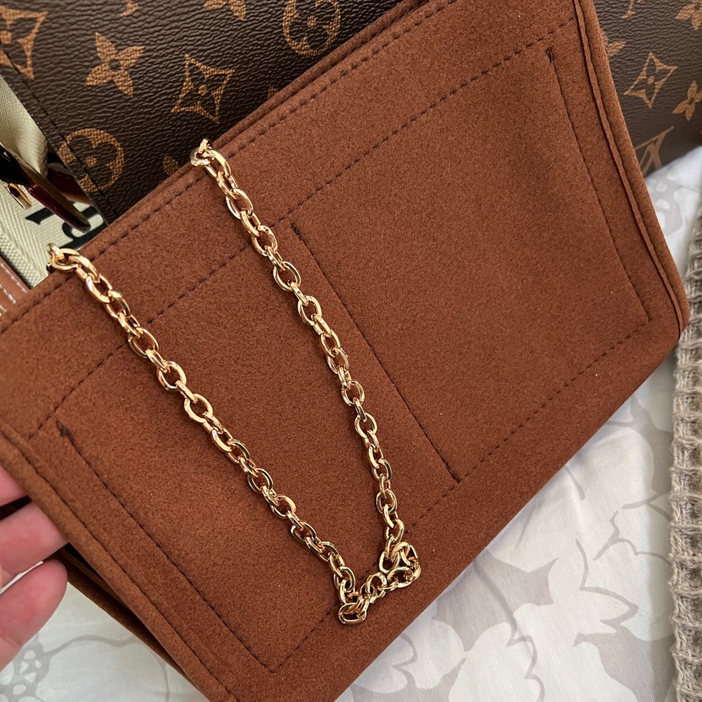 Toiletry 26 insert with chain